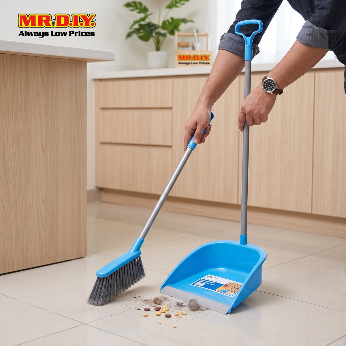 (MR.DIY) Plastic Dustpan With Handle